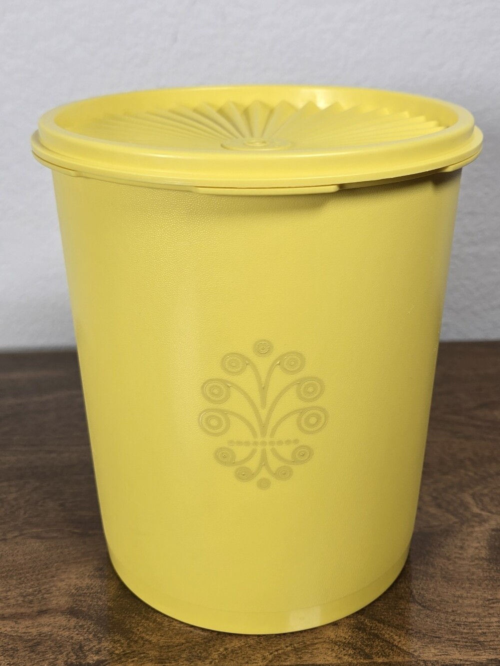 Vintage 70s Yellow Tupperware 3 Qt Canister Servalier 807 Medallion With Lid